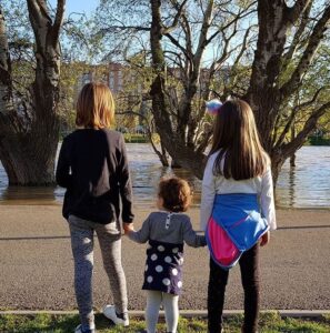 niñas-viendo-el-río Niñas viendo el río