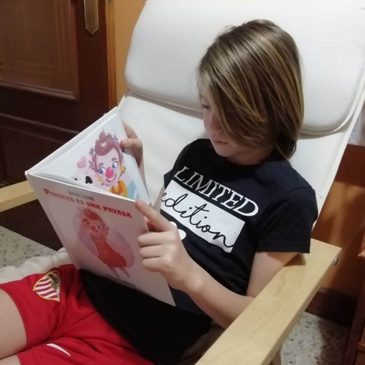 Adolescente disfrutando del cuento Pirueta es una Payasa Adolescente disfrutando del cuento Pirueta es una Payasa