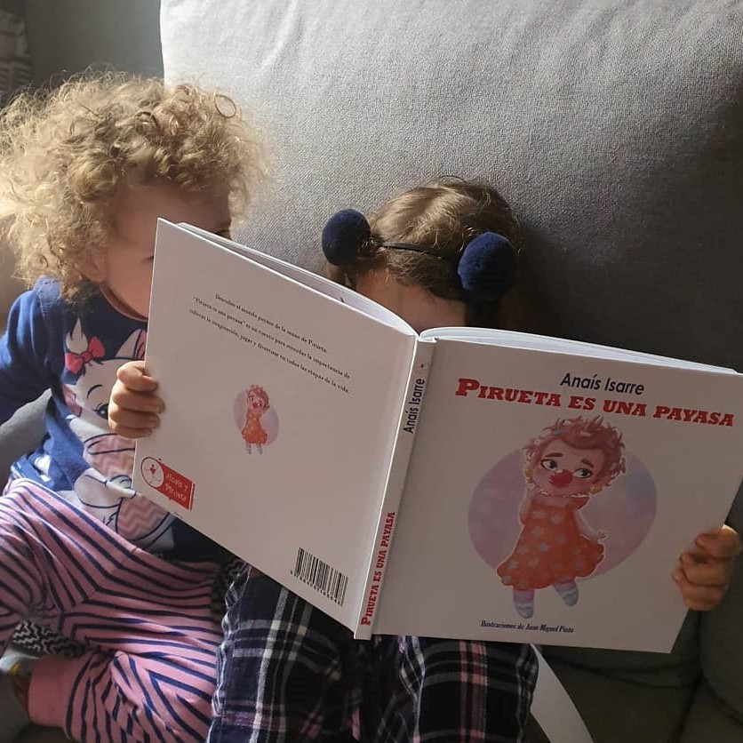 Niñas disfrutando del cuento Pirueta es una Payasa Niñas disfrutando del cuento Pirueta es una Payasa