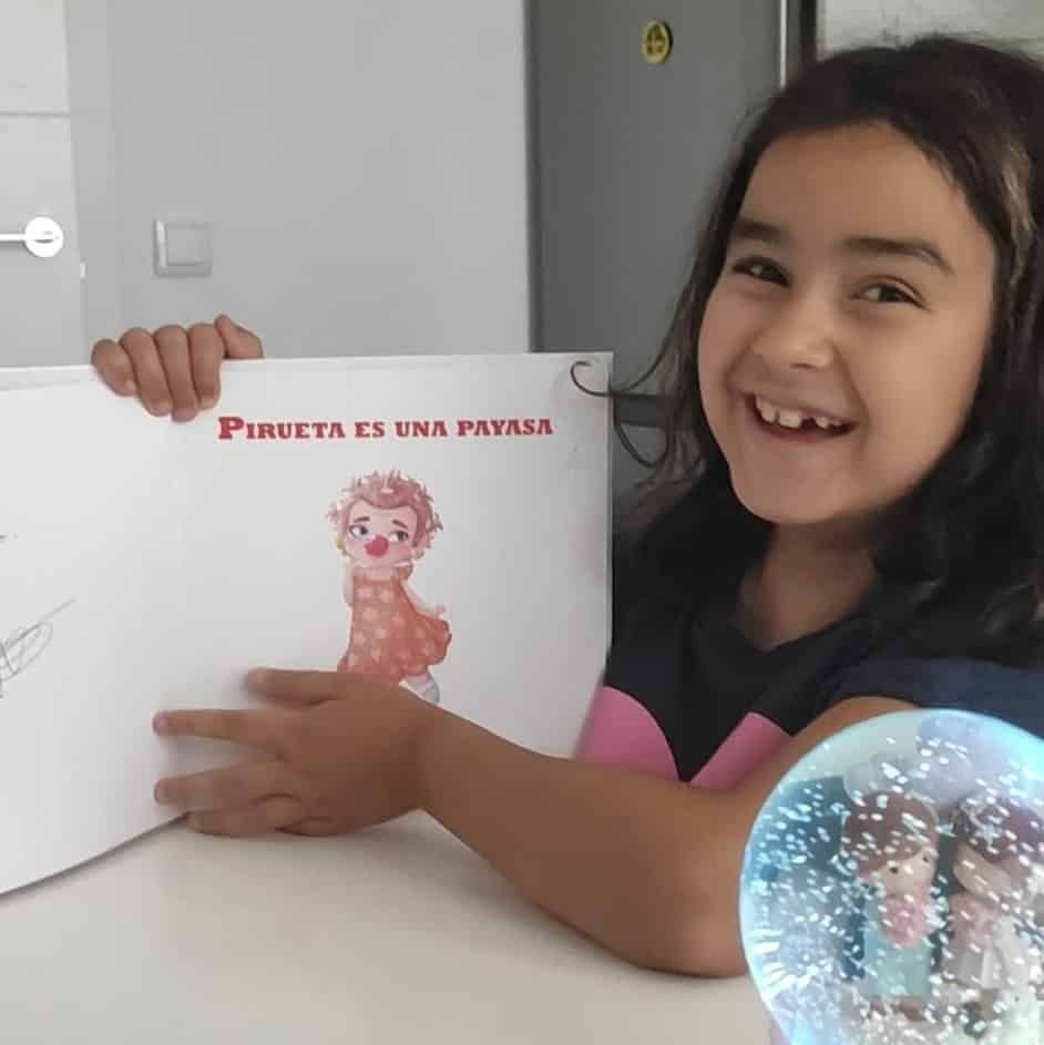 Una sonrisa al recibir de regalo el cuento Pirueta es una Payasa Una sonrisa al recibir de regalo el cuento Pirueta es una Payasa