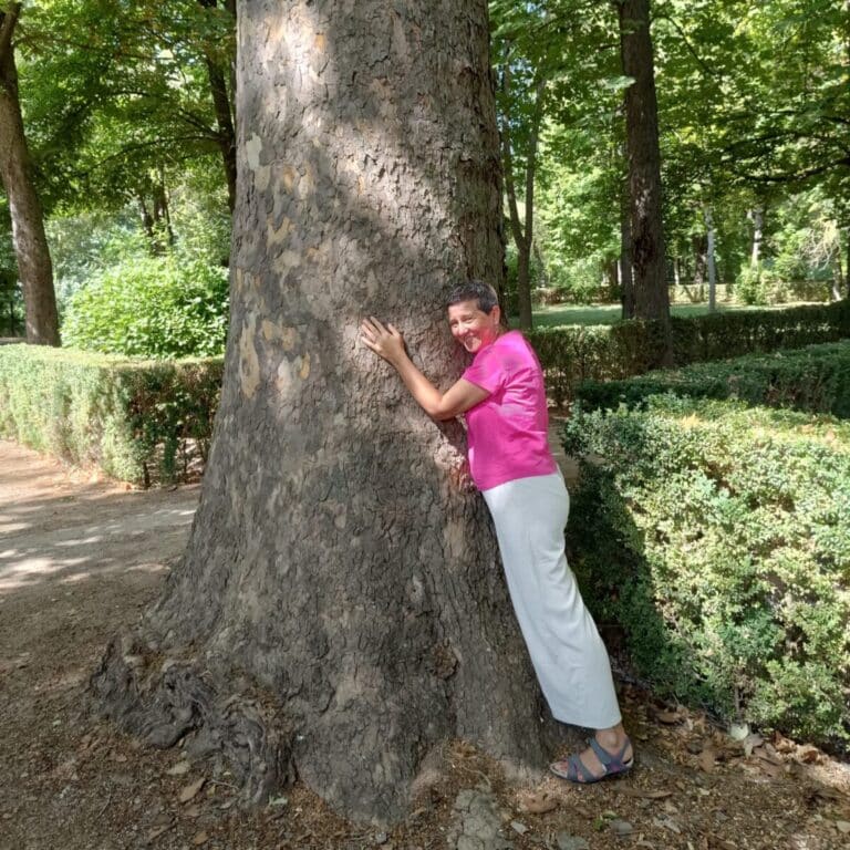 Anaís abrazando árbol Anaís abrazando árbol